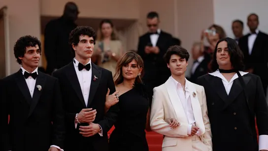 'La bola negra' de Los Javis arranca un aplauso de más de 15 minutos en su estreno mundial en el Festival de Cannes 'La bola negra' de Los Javis arranca un aplauso de más de 15 minutos en su estreno mundial en el Festival de Cannes