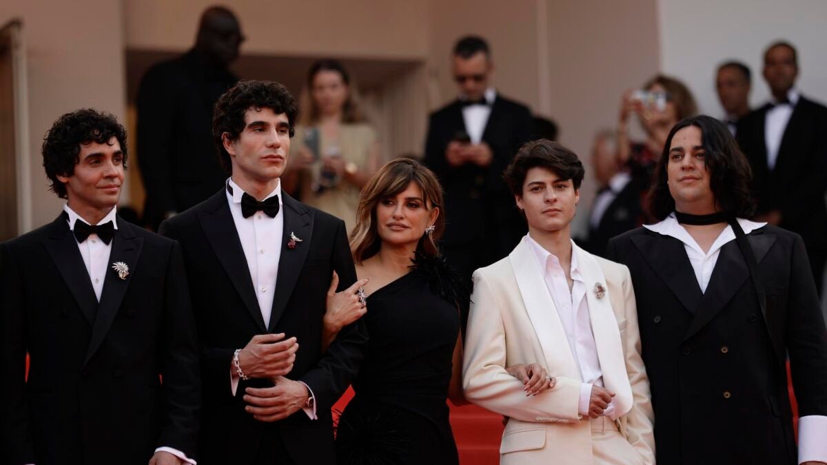 'La bola negra' de Los Javis arranca un aplauso de más de 15 minutos en su estreno mundial en el Festival de Cannes