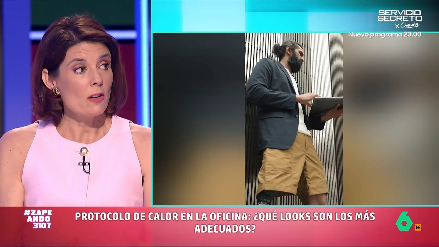 ¿Bermudas y camisa en la oficina? Un rotundo no para María José Gómez y Verdú La experta en protocolo y etiqueta considera "fuera de lugar" que se combinen ambas prendas ya que las bermudas son una prenda más adecuada para un ambiente más relajado y la camisa es una prenda elegante.