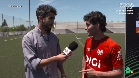 Isma Ju&aacute;rez aprovecha la jornada de puertas abiertas organizada por la UEFA para hablar con aficionados, jugadores y entrenador del Rayo Vallecano sobre su hist&oacute;rica final de la Conference League en Leipzig.