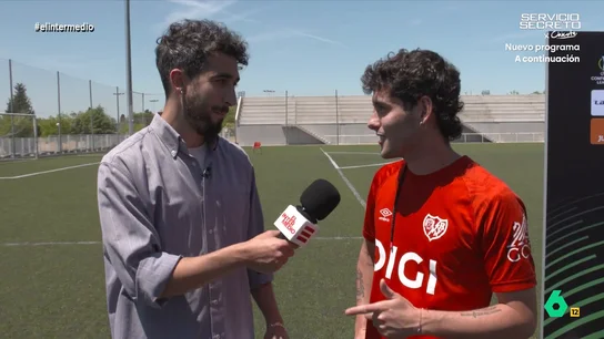 La promesa de Sergio Camello a Isma Juárez si el Rayo gana la Conference: "Si me regalas la filmografía de El Gran Wyoming..." Isma Juárez aprovecha la jornada de puertas abiertas organizada por la UEFA para hablar con aficionados, jugadores y entrenador del Rayo Vallecano sobre su histórica final de la Conference League en Leipzig.