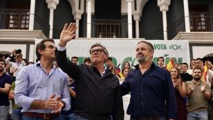 Manuel Gavira, l&iacute;der de Vox en Andaluc&iacute;a, y Santiago Abascal, durante un acto de campa&ntilde;a en Marbella