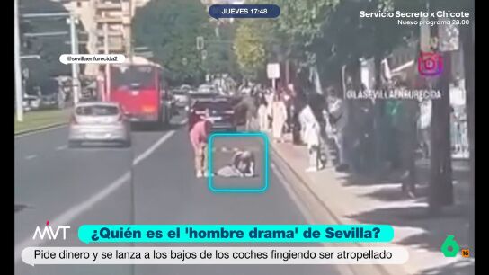 Los vecinos del barrio de Nervi&oacute;n le conocen como 'el hombre drama' por su comportamiento que llevan meses denunciando. Se tira y repta por la calle obligando a los coches a hacer maniobras para evitarlo, provocando atascos.