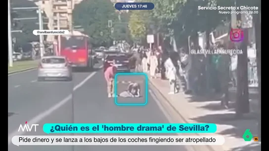 Se busca al 'hombre drama' que se tira por las calles de Sevilla para pedir dinero o simular atropellos Los vecinos del barrio de Nervión le conocen como 'el hombre drama' por su comportamiento que llevan meses denunciando. Se tira y repta por la calle obligando a los coches a hacer maniobras para evitarlo, provocando atascos.