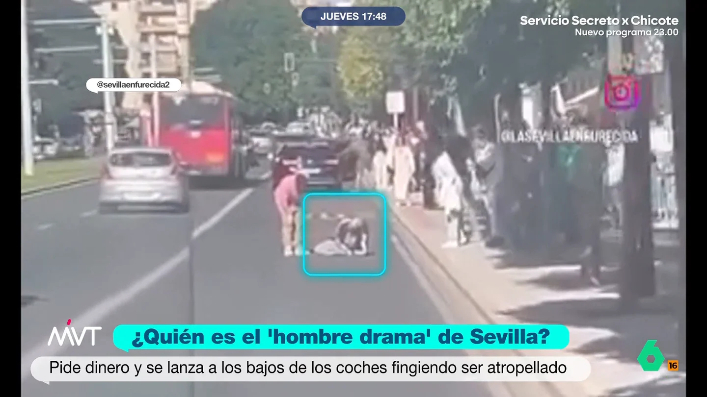 Se busca al 'hombre drama' que se tira por las calles de Sevilla para pedir dinero o simular atropellos Los vecinos del barrio de Nervión le conocen como 'el hombre drama' por su comportamiento que llevan meses denunciando. Se tira y repta por la calle obligando a los coches a hacer maniobras para evitarlo, provocando atascos.