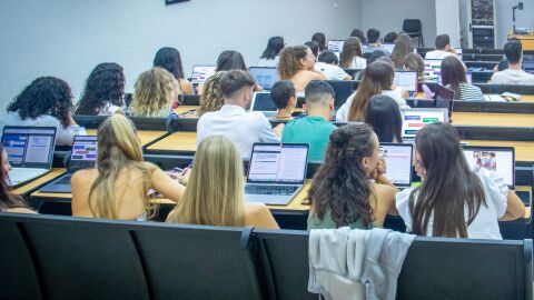 Imagen de archivo de estudiantes. 