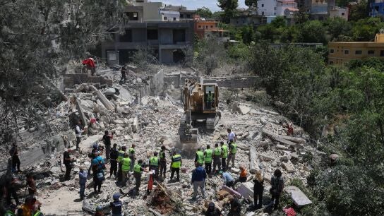 Equipos de rescate libaneses buscan entre los escombros a las v&iacute;ctimas de una casa destruida un d&iacute;a despu&eacute;s de que un ataque a&eacute;reo israel&iacute; impactara la aldea de Deir Qanoun al Nahr, L&iacute;bano. 