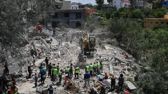 Equipos de rescate libaneses buscan entre los escombros a las víctimas de una casa destruida un día después de que un ataque aéreo israelí impactara la aldea de Deir Qanoun al Nahr, Líbano. Equipos de rescate libaneses buscan entre los escombros a las víctimas de una casa destruida un día después de que un ataque aéreo israelí impactara la aldea de Deir Qanoun al Nahr, Líbano.