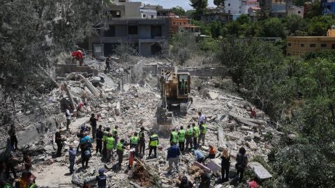 Equipos de rescate libaneses buscan entre los escombros a las v&iacute;ctimas de una casa destruida un d&iacute;a despu&eacute;s de que un ataque a&eacute;reo israel&iacute; impactara la aldea de Deir Qanoun al Nahr, L&iacute;bano. 