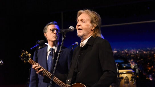 Paul McCartney canta 'Goodbye, hello' junto a Stephen Colbert