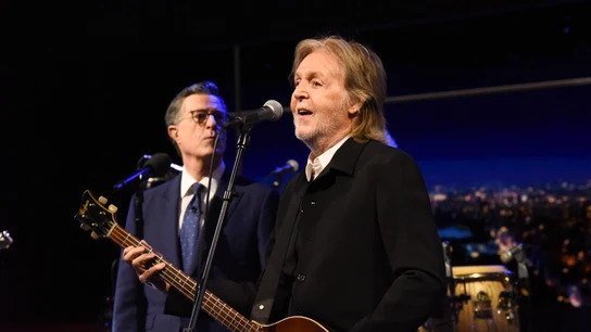 Paul McCartney canta 'Goodbye, hello' junto a Stephen Colbert Paul McCartney canta 'Goodbye, hello' junto a Stephen Colbert