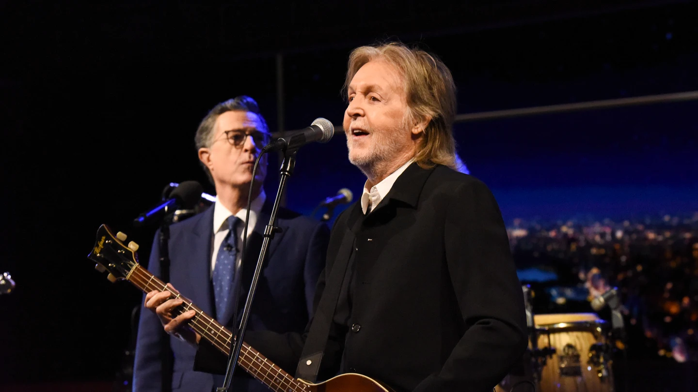 Paul McCartney canta 'Goodbye, hello' junto a Stephen Colbert Paul McCartney canta 'Goodbye, hello' junto a Stephen Colbert