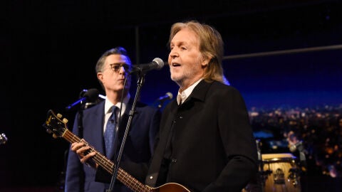 Paul McCartney canta 'Goodbye, hello' junto a Stephen Colbert