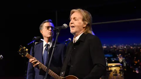Paul McCartney canta 'Goodbye, hello' junto a Stephen Colbert Paul McCartney canta 'Goodbye, hello' junto a Stephen Colbert
