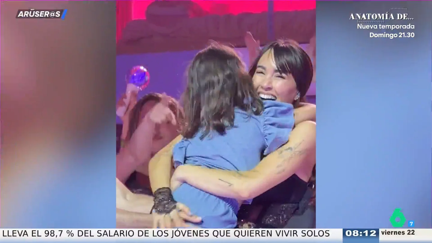 Aitana revoluciona Valencia con su gira: el emotivo vídeo en el que abraza a una niña en pleno concierto Aitana revoluciona Valencia con su gira: el emotivo vídeo en el que abraza a una niña en pleno concierto