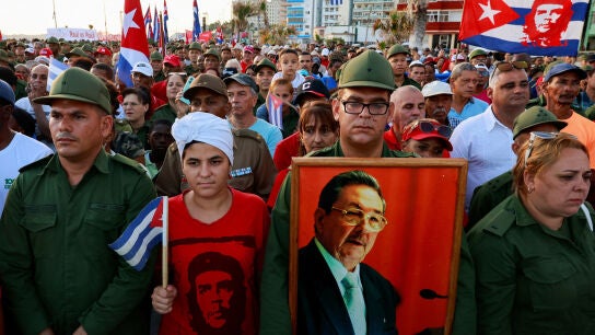 Protestas en La Habana por la presi&oacute;n estadounidense y la acusaci&oacute;n contra Ra&uacute;l Castro.