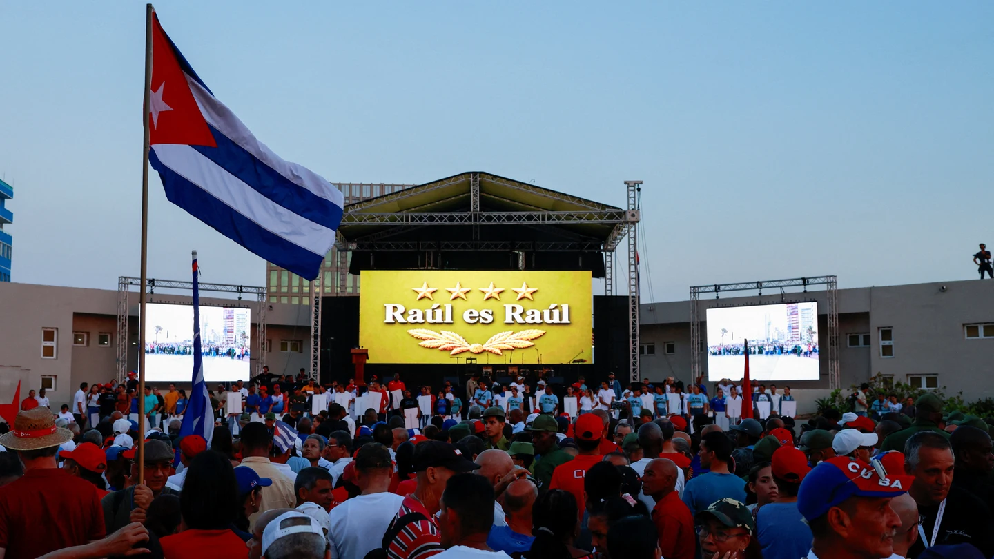 Personas se congregan antes de una manifestación progubernamental convocada por las autoridades cubanas para protestar contra las políticas estadounidenses hacia la isla Personas se congregan antes de una manifestación progubernamental convocada por las autoridades cubanas para protestar contra las políticas estadounidenses hacia la isla