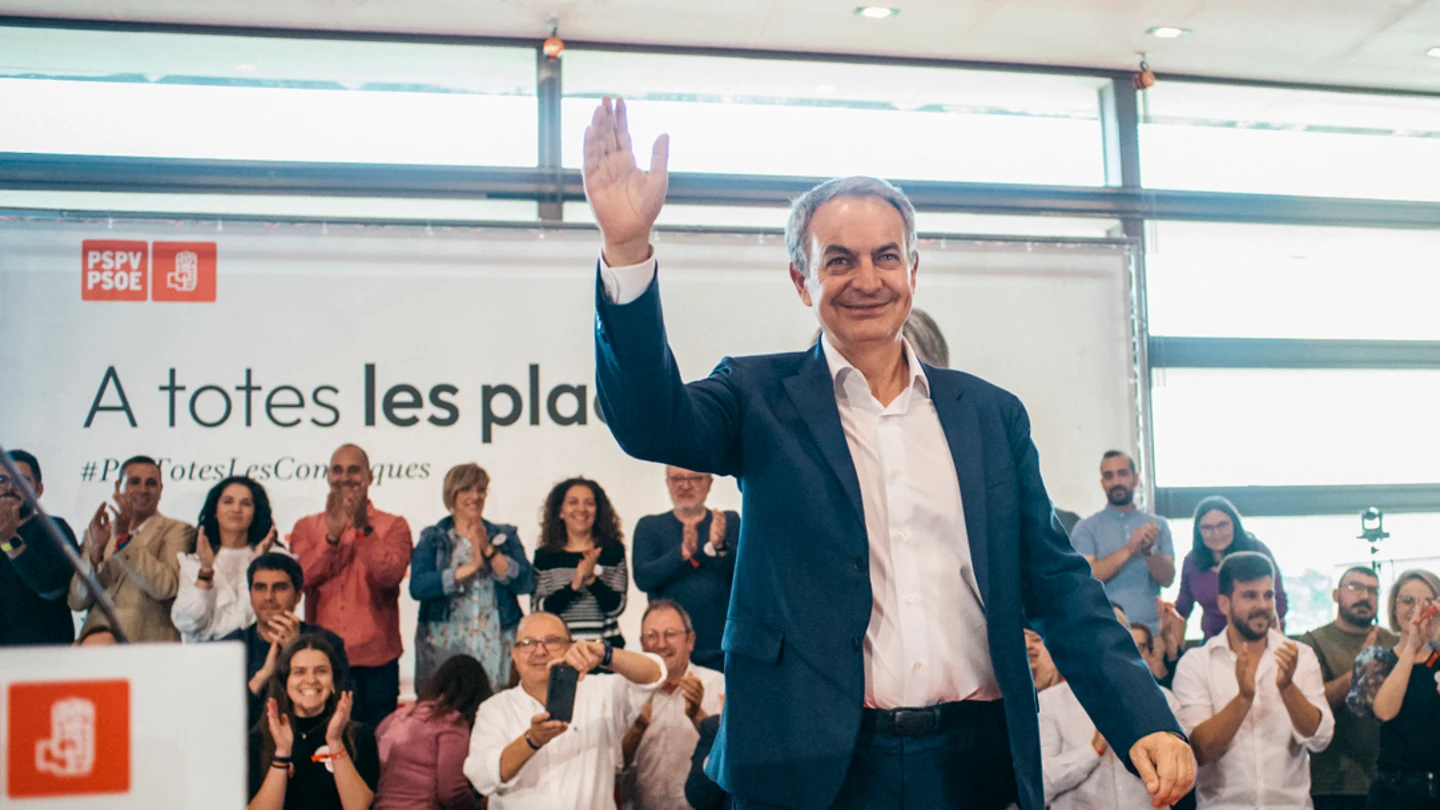 El expresidente del Gobierno José Luis Rodríguez Zapatero. Quién es Gertrudis Álvarez, la secretaria de Zapatero a la que la UDEF atribuye un "papel esencial" en la supuesta trama