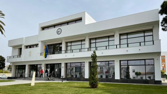 Fachada del Ayuntamiento de Isla Cristina (Huelva).