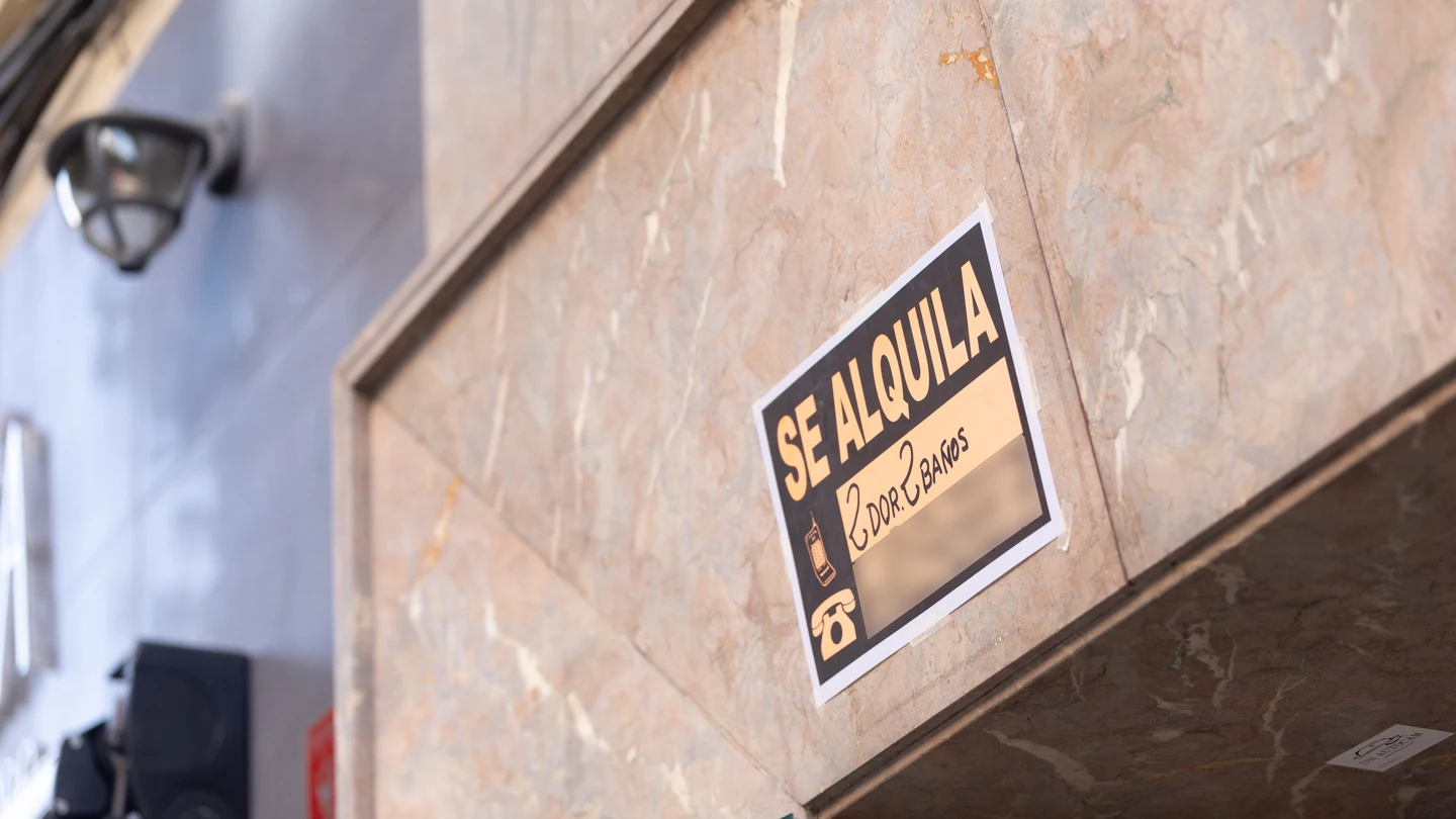Cartel de alquiler, a 18 de mayo de 2026, en Madrid (España). Cartel de alquiler, a 18 de mayo de 2026, en Madrid (España).
