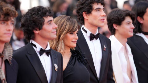 Actores y creadores de 'La bola negra' en Cannes