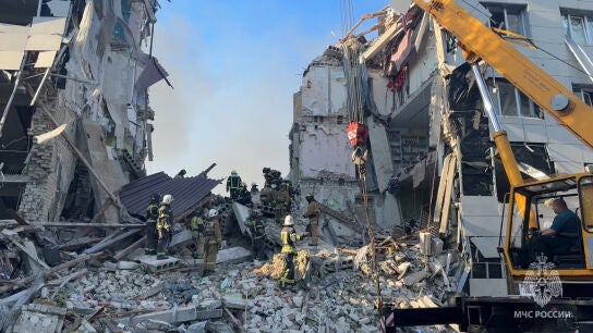 Los equipos de rescate trabajan entre los escombros de un edificio de dormitorios destruido del Colegio Starobilsk de la Universidad Pedag&oacute;gica de Luhansk 