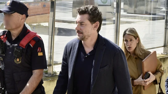 Jonathan Andic, el hijo del fundador de Mango, a su salida del Juzgado de Instrucción 5 de Martorell al hacer efectivo el pago de un millón de euros de fianza. Jonathan Andic, el hijo del fundador de Mango, a su salida del Juzgado de Instrucción 5 de Martorell al hacer efectivo el pago de un millón de euros de fianza.