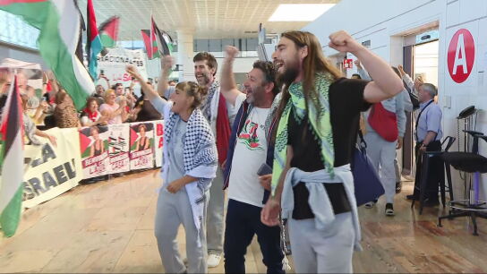 Emocionante regreso a Espa&ntilde;a de los activistas de la Flotilla despu&eacute;s de ser capturados y deportados de Israel.