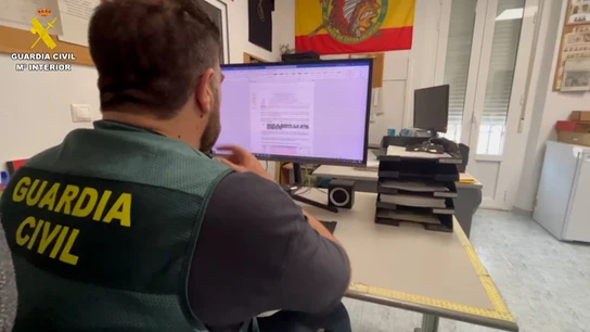 Un Guardia Civil, frente a un ordenador Un Guardia Civil, frente a un ordenador