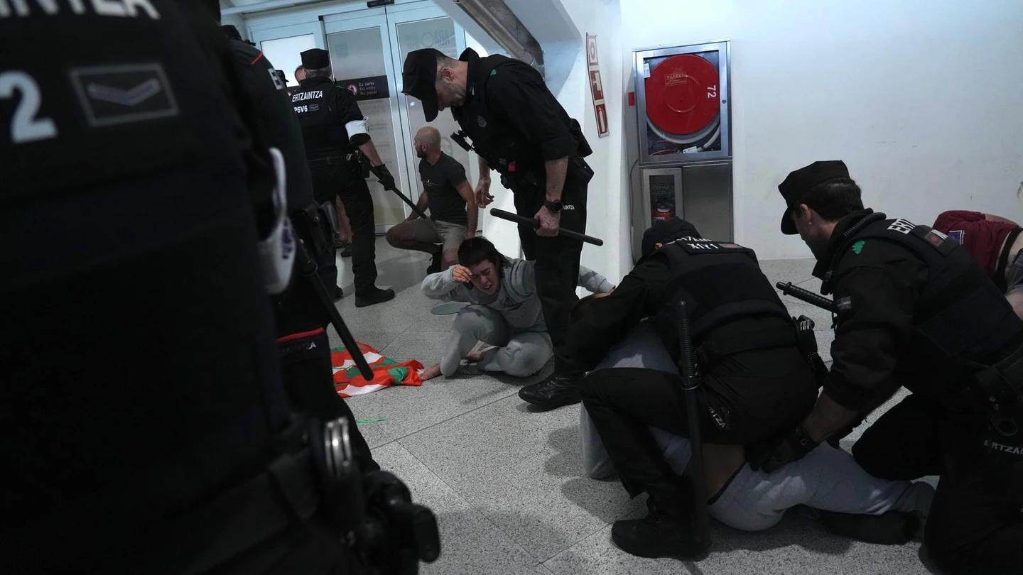 Incidentes a la llegada de miembros de la flotilla en el aeropuerto Incidentes a la llegada de miembros de la flotilla en el aeropuerto