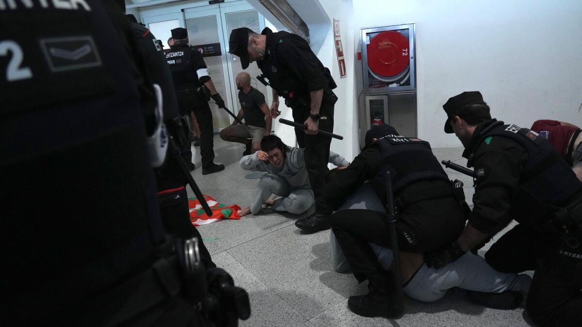 La Ertzaintza carga con porras contra activistas a la llegada de los miembros de la Flotilla al aeropuerto de Bilbao