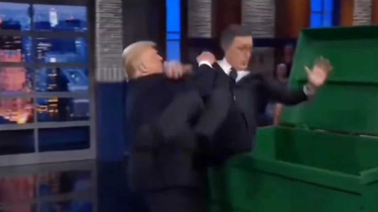 Donald Trump arroja a Stephen Colbert a la basura Donald Trump arroja a Stephen Colbert a la basura