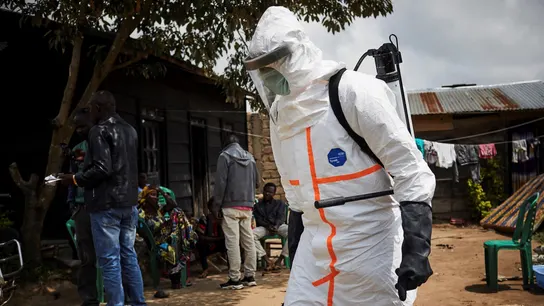 Un sanitario desinfecta la casa de un paciente con ébola Un sanitario desinfecta la casa de un paciente con ébola