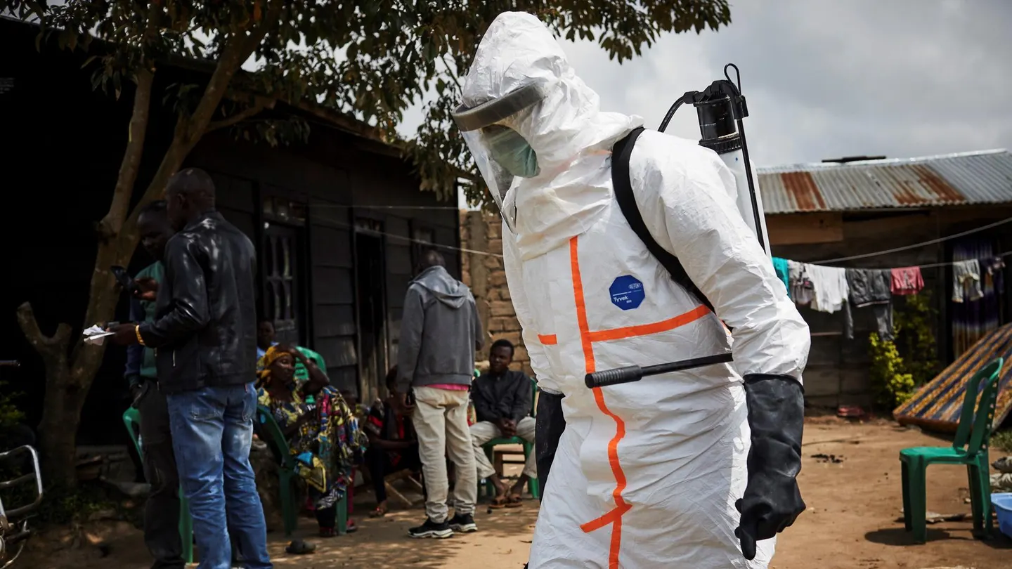 Un sanitario desinfecta la casa de un paciente con ébola Un sanitario desinfecta la casa de un paciente con ébola