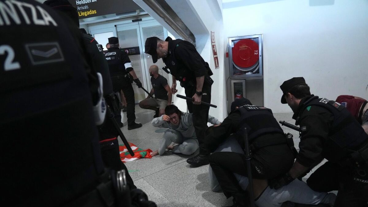 Detienen a cuatro personas acusadas de desobediencia en el aeropuerto de Bilbao a la llegada de los miembros de la Flotilla
