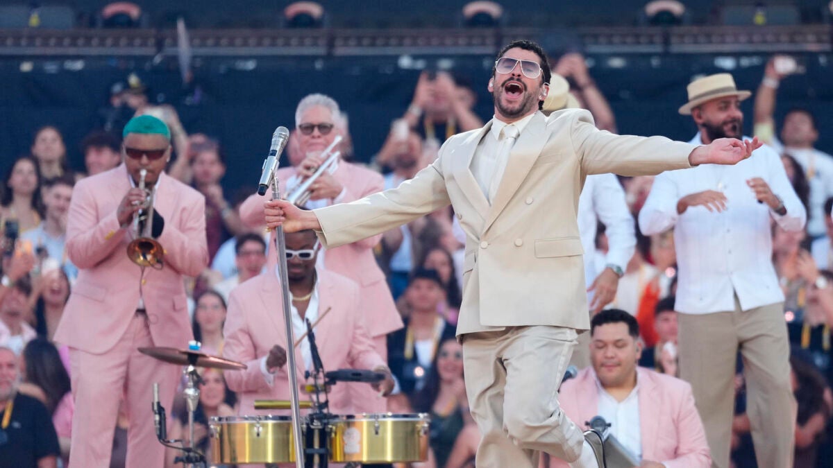Bad Bunny lleva Puerto Rico a Barcelona en un espectáculo colosal de salsa y reguetón con 'La Casita' en pleno Montjuic
