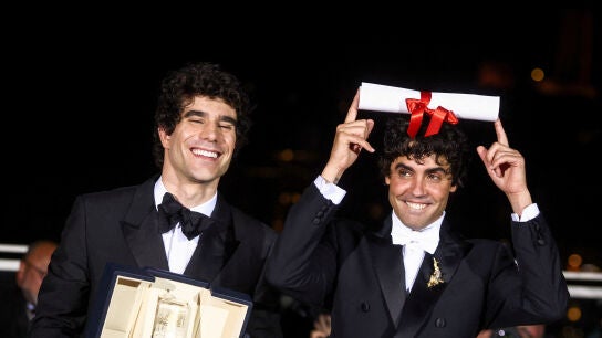 Javier Calvo y Javier Ambrossi, 'Los Javis', ganan el Premio a mejor direcci&oacute;n por 'La bola negra' en la 79.&ordf; edici&oacute;n del festival cinematogr&aacute;fico.