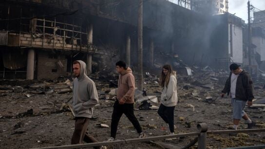 Civiles en Kyiv tras un ataque de Rusia