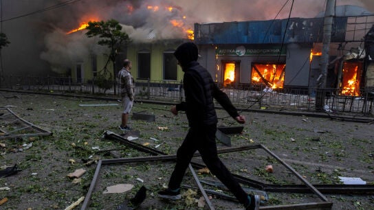Al menos cuatro muertos y m&aacute;s de 80 heridos en un nuevo ataque masivo con misiles y drones rusos contra Kyiv.