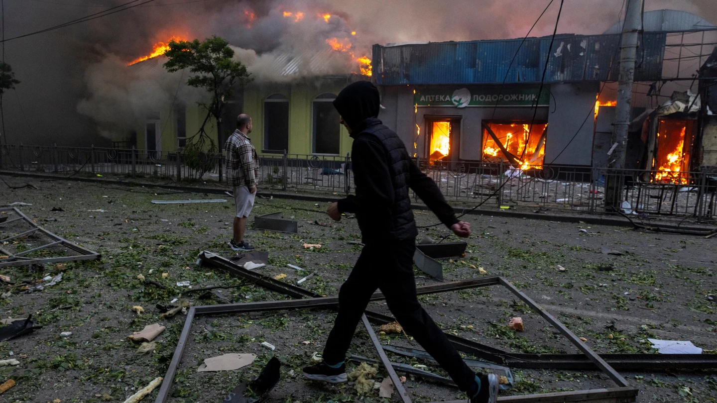 Al menos cuatro muertos y más de 80 heridos en un nuevo ataque masivo con misiles y drones rusos contra Kyiv. Al menos cuatro muertos y más de 80 heridos en un nuevo ataque masivo con misiles y drones rusos contra Kyiv.