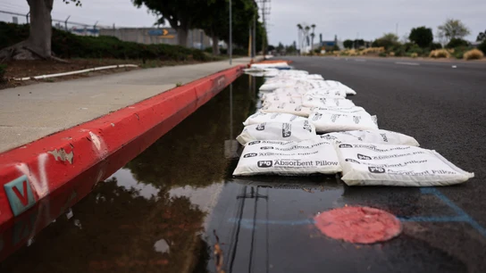 Almohadas absorbentes a lo largo de una carretera tras un incidente químico que involucra una fuga de un tanque de metacrilato de metilo en Garden Grove, California. Almohadas absorbentes a lo largo de una carretera tras un incidente químico que involucra una fuga de un tanque de metacrilato de metilo en Garden Grove, California.