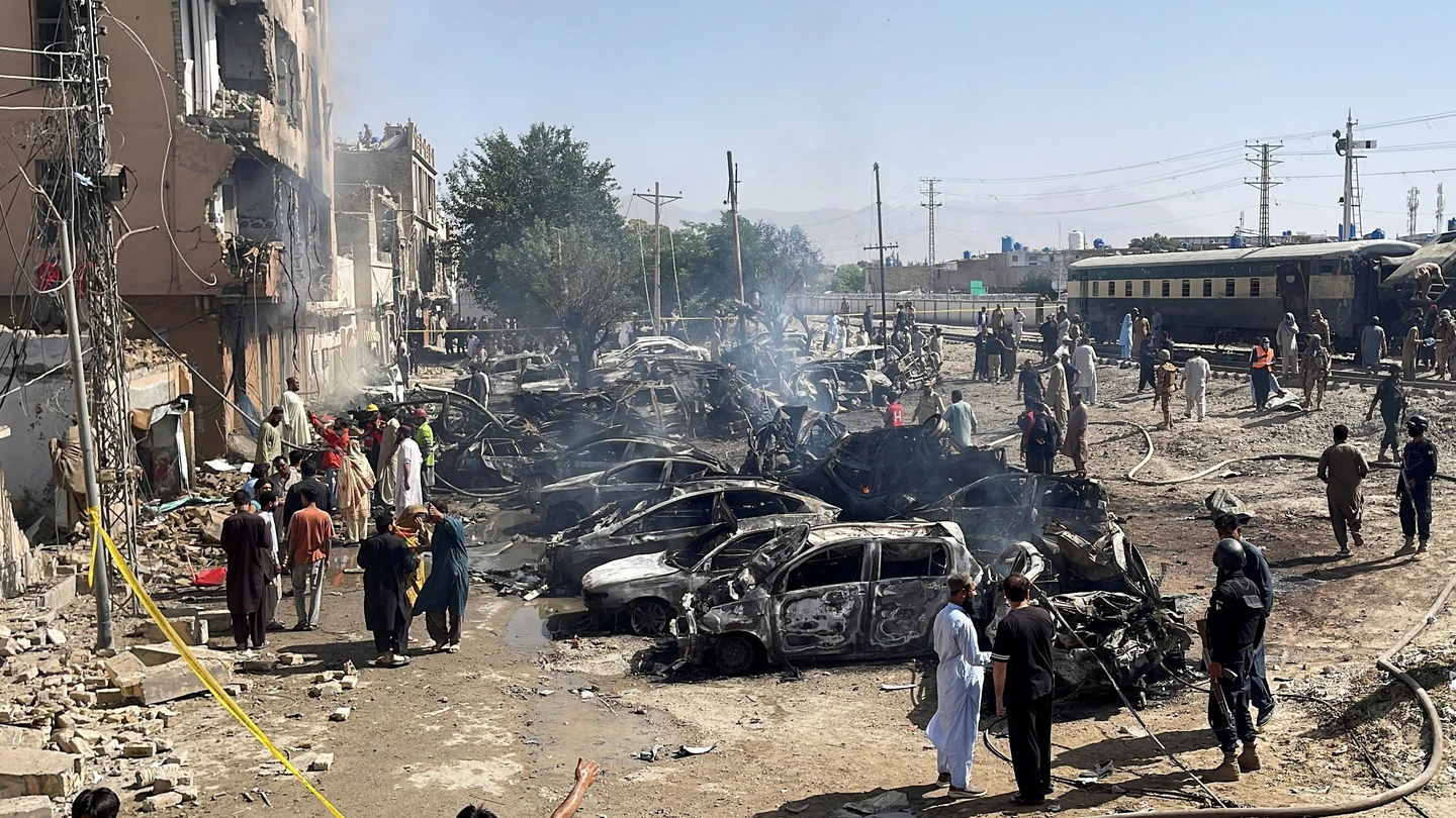 Vecinos y agentes de Policía en las inmediaciones del lugar de una explosión en una vía férrea en Quetta, Pakistán. Vecinos y agentes de Policía en las inmediaciones del lugar de una explosión en una vía férrea en Quetta, Pakistán.
