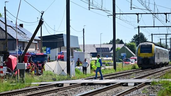 Choque entre un minibús y un tren en Bélgica
