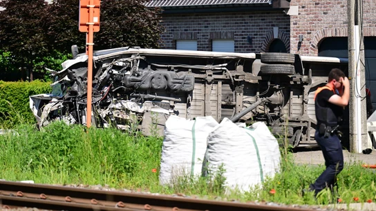 Grave accidente en Bélgica: varios muertos tras el choque de un autobús escolar contra un tren en un paso a nivel Grave accidente en Bélgica: varios muertos tras el choque de un autobús escolar contra un tren en un paso a nivel