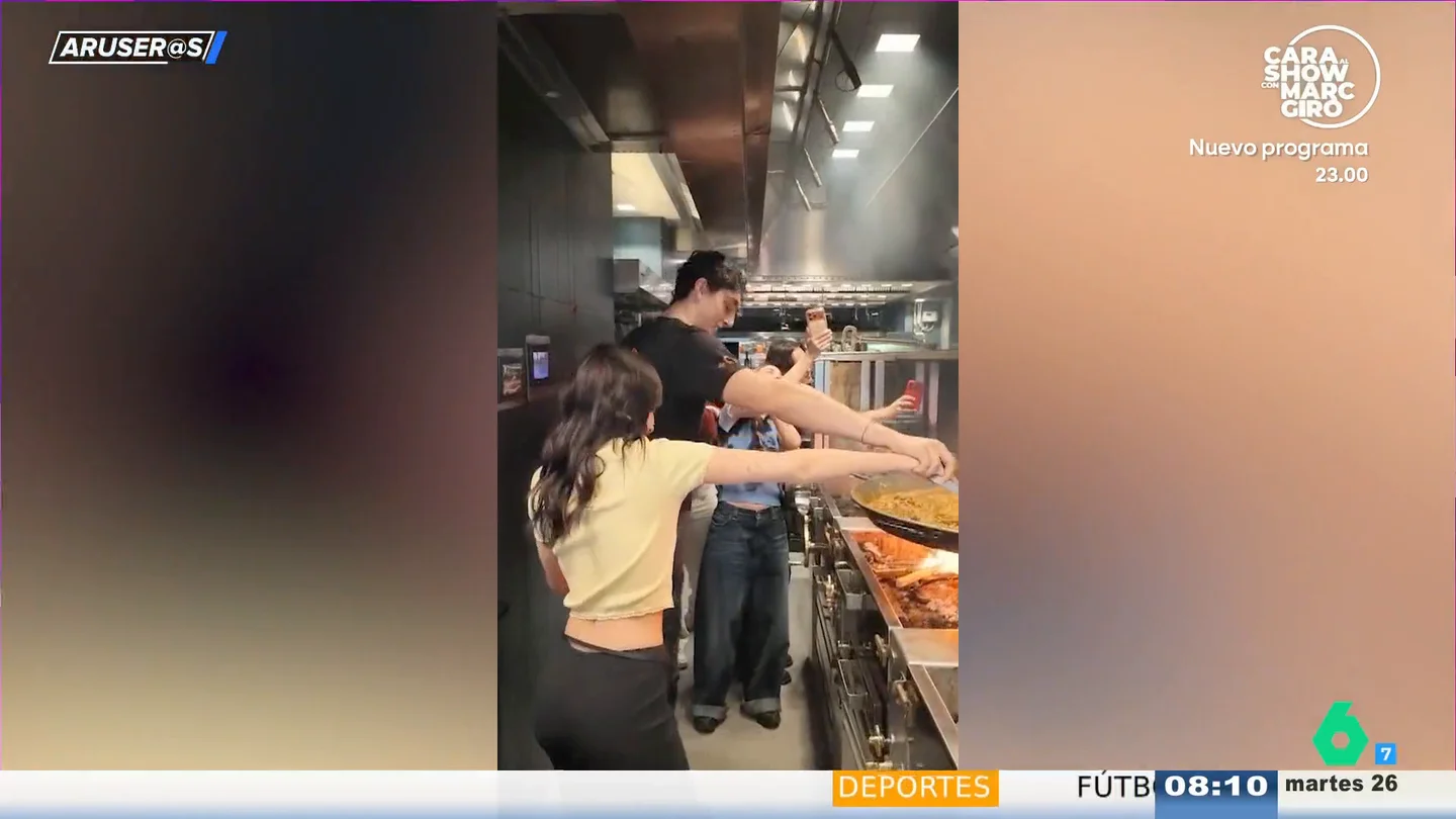 El vídeo de Aitana y Plex en el que aprenden a elaborar una paella en Valencia El vídeo de Aitana y Plex en el que aprenden a elaborar una paella en Valencia