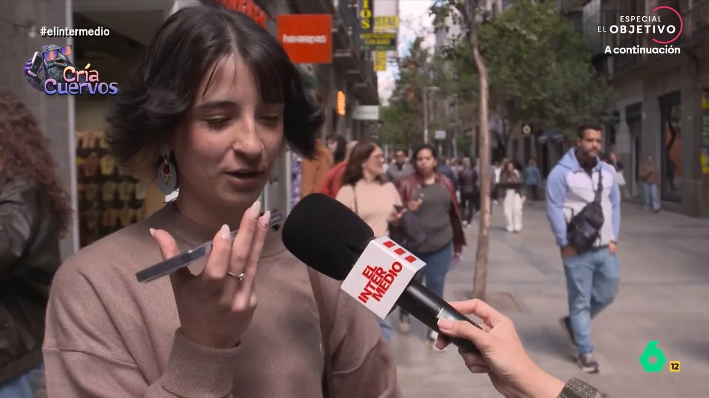 Así responde una madre cuando su hija le pide el dinero de su comunión: "¿Me estás vacilando? En mis cojones está..." Una chica decide gastar una broma telefónica a su madre. Para ello, decide preguntarle por el dinero de su comunión. Esta no se lo toma demasiado bien, sobre todo cuando la acusa de habérselo gastado.