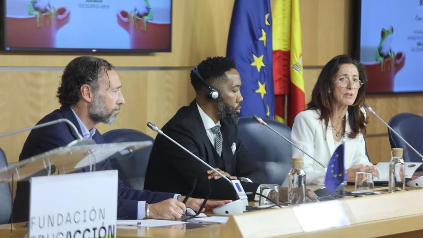 Ndaba Mandela sella en Madrid la firma 10.000 de la Alianza por el Futuro de la Educación: "Es el comienzo de un movimiento social" Ndaba Mandela sella en Madrid la firma 10.000 de la Alianza por el Futuro de la Educación: "Es el comienzo de un movimiento social"
