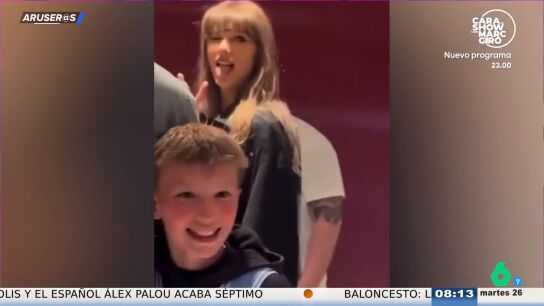 El divertido v&iacute;deo en el que Taylor Swift se cuela en una foto de Travis Kelce con un peque&ntilde;o fan