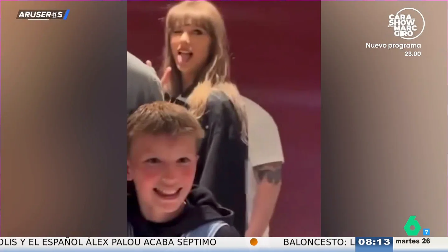 El divertido vídeo en el que Taylor Swift se cuela en una foto de Travis Kelce con un pequeño fan El divertido vídeo en el que Taylor Swift se cuela en una foto de Travis Kelce con un pequeño fan