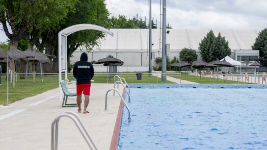 El calor extremo de mayo abre un debate: adelantar o no la apertura de las piscinas